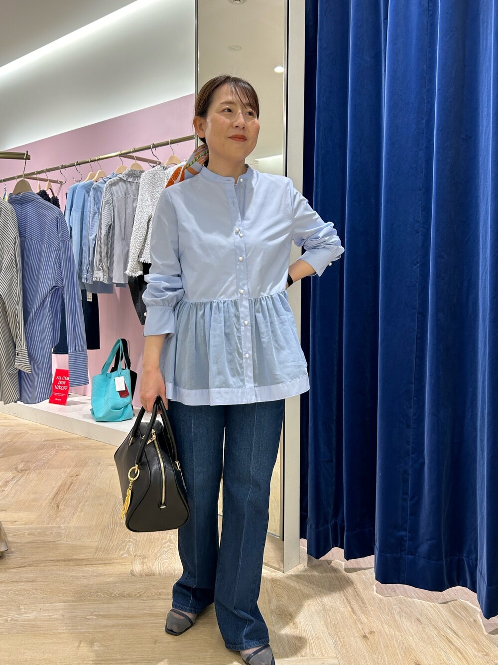 「デニム、デニムパンツ、デニムコーデ、ブラウス、ブラウス×デニム、ブラウスコーデ、ブルー、ブルーコーデ、ワントーン、ワントーンコーデ、ペプラム、ぺプラムトップス、パールボタン、きれいめカジュアル、大人カジュアル」｜「NOLLEY’S Sophiのシアーコンビペプラムブラウス（シャツ/ブラウス、ブルー系）」を使った、sachirinさん（レディース・153cm）の冬コーディネートの1枚目の写真