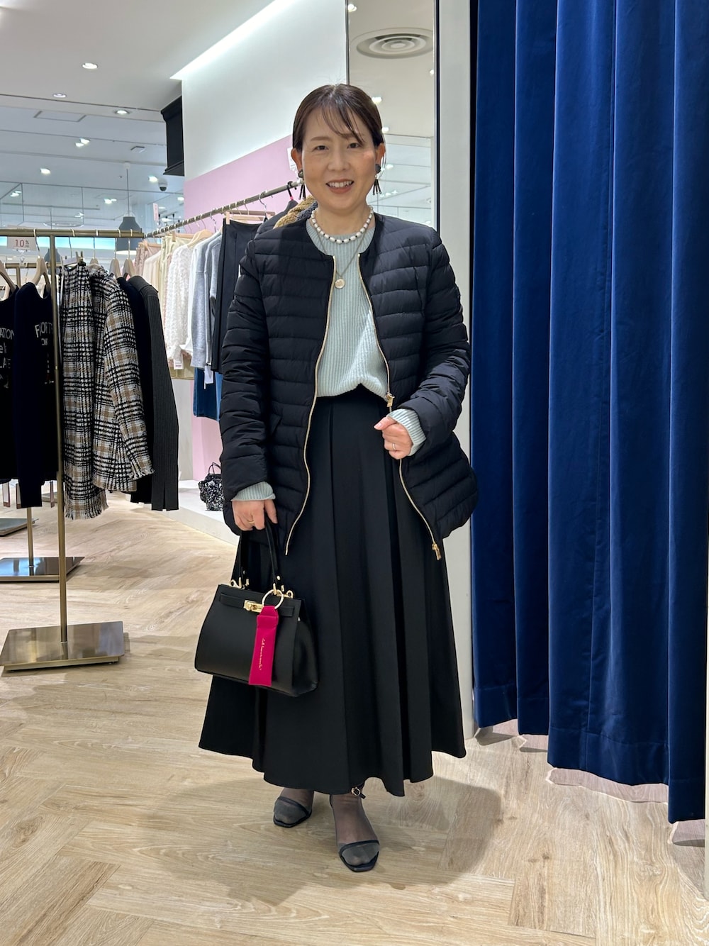 「秋冬コーデ、大人かわいい、あったかコーデ、きれいめコーディネート、ニット/セーター、シンフルコーデ、タトラス、タトラス別注、ブラックコーデ、きれいめカジュアル、ダウン、ダウンコート、ミントグリーン」｜「TATRASの【TATRAS/タトラス】NOSTAノーリーズ別注 24AW（ダウンジャケット/コート、ブラック系）」を使った、sachirinさん（レディース・153cm）の冬コーディネートの1枚目の写真