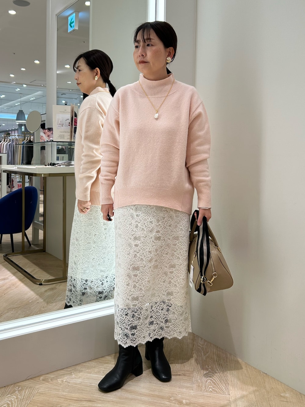「淡色コーデ、お出かけコーデ、大人女子、キレイめカジュアル、ニットコーデ、モノトーンコーデ、きれいめカジュアル、baby pink、ピンク、レース、レーススカート」｜「NOLLEY’Sの《全骨格対応》カシミヤ混MUSICハイネックプルオーバーニット 24AW（ニット/セーター、ピンク系）」を使った、sachirinさん（レディース・153cm）の冬コーディネートの1枚目の写真