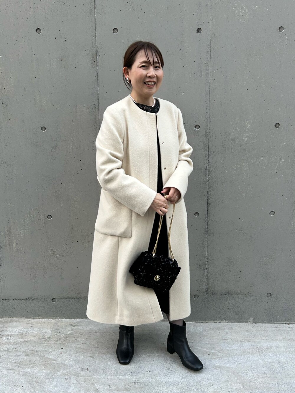 「ホワイトコーデ、クリスマスに着たい服、アウター、アウターコーデ、ウールコート、ノーカラーコート、ホリデーコーデ、お出かけコーデ、40代ファッション、40代コーデ、きれいめコーデ、スパンコール、スパンコールバック」｜「NOLLEY’Sのノーカラーシャギーコート（ノーカラーコート、ホワイト系）」を使った、sachirinさん（レディース・153cm）の冬コーディネートの1枚目の写真
