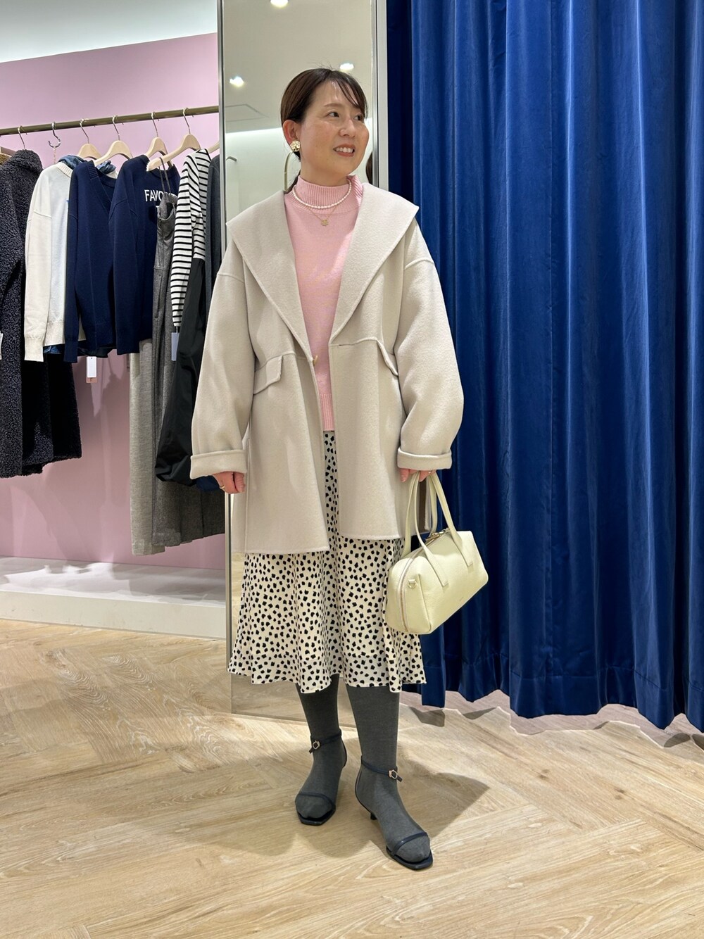 「冬のコーデ、低身長女子、ワントーンコーデ、きれいめカジュアル、カラーニット、ニット、ニットコーデ、アウター、リバーコート、ハーフコート、お出かけコーデ、新年会、ピンク、ピンクニット」｜「NOLLEY’S Sophiの◇【WEB限定カラーあり】SUPER140リバーショールコート 24AW（ダッフルコート、ベージュ系）」を使った、sachirinさん（レディース・153cm）の冬コーディネートの1枚目の写真
