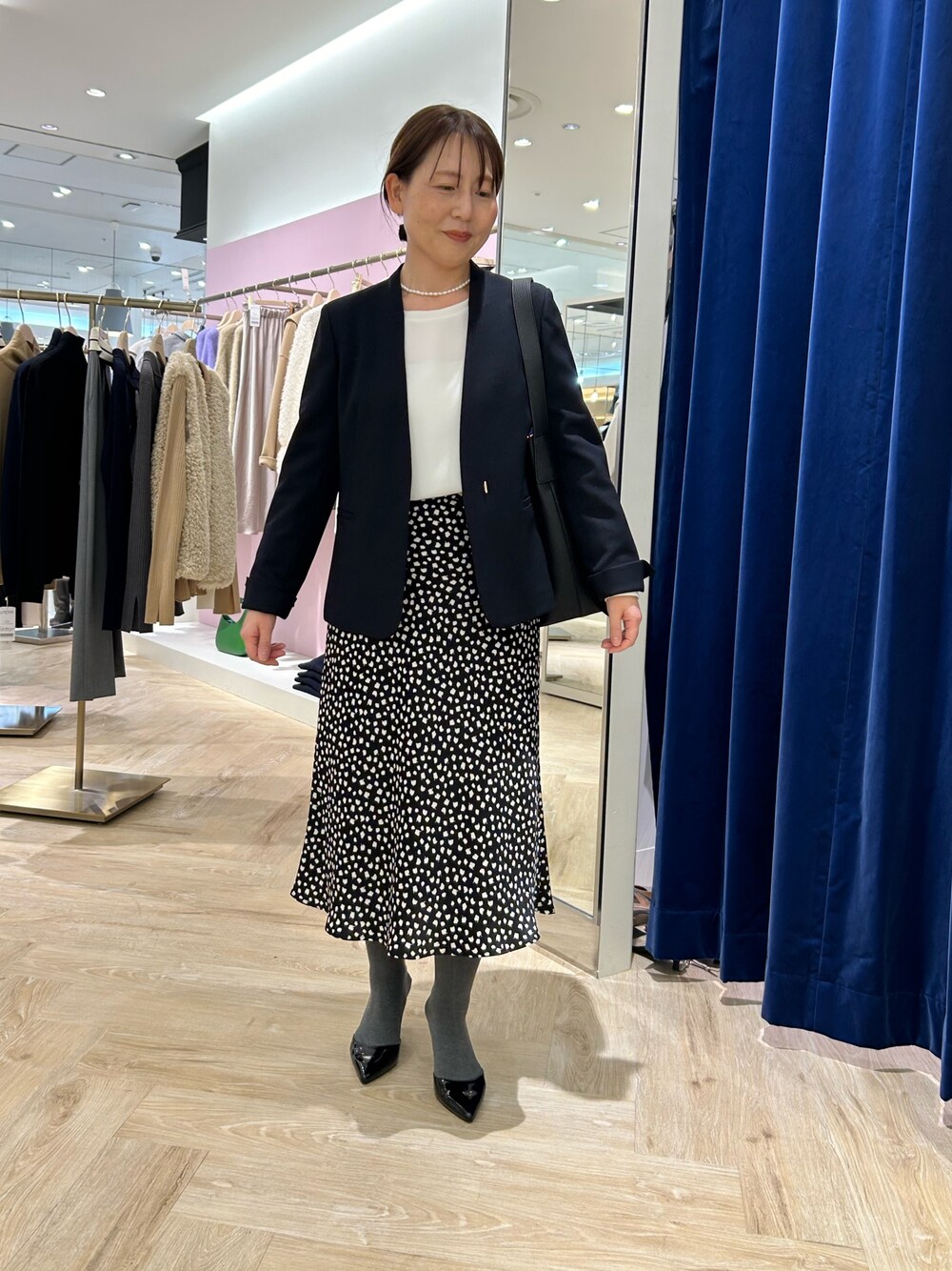 「ジャケット、ジャケットコーデ、ノーカラージャケット、お出かけコーデ、スカート、スカートコーデ、ドット、ドット柄、ドット柄スカート、イベントコーデ、通勤コーデ、きれいめコーディネート」｜「NOLLEY’S Sophiのウォッシャブル変形ドットプリントミディフレアスカート（スカート、ブラック系）」を使った、sachirinさん（レディース・153cm）の秋コーディネートの1枚目の写真