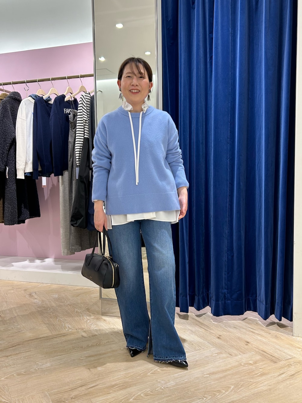 「休日スタイル、楽チンコーデ、冬服コーデ、パンツスタイル、オトナ女子、デニム、着回しコーデ、ニットコーデ、今日のコーデ、ブルー、大人カジュアル、デニムコーデ、レイヤード、レイヤードスタイル」｜「Rie Millerの【RM denim】スリットフレアハイウエストデニム（デニムパンツ、ブルー系）」を使った、sachirinさん（レディース・153cm）の冬コーディネートの1枚目の写真
