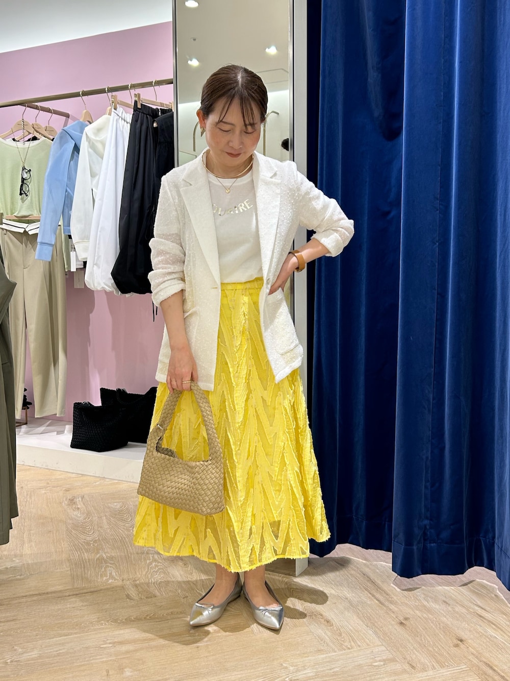 「ホワイト、ジャケット、ジャケットコーデ、カーディガン、カーディガンコーデ、ホワイト×イエロー、きれいめ、きれいめカジュアル、キレイめカジュアル、スカート、スカートコーデ、フレアスカート、春夏、春夏コーデ、Tシャツ」｜「NOLLEY’S Sophiのフラッグカラミテーラードジャケット（テーラードジャケット、ホワイト系）」を使った、sachirinさん（レディース・153cm）の春コーディネートの1枚目の写真
