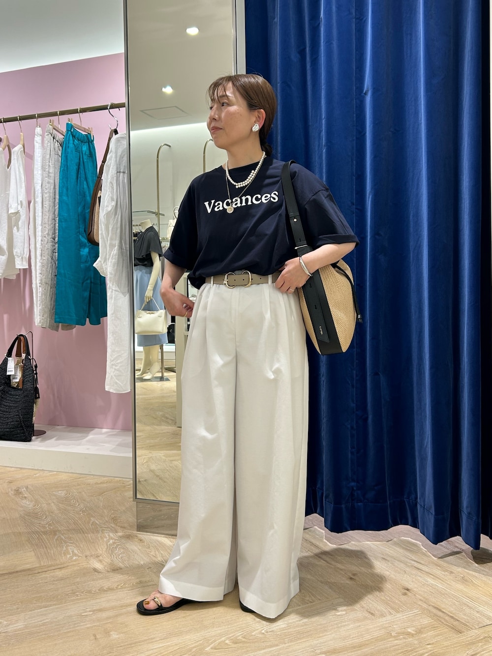 「スポーツミックス、サンダル、きれいめカジュアル、夏コーデ、シンプルスタイル、Tシャツコーデ、ママファッション、ネイビー、大人カジュアルコーデ、Tシャツ、パンツコーデ、ママコーデ」｜「NOLLEY’SのVacances Tシャツ（Tシャツ/カットソー、ブルー系）」を使った、sachirinさん（レディース・153cm）の夏コーディネートの1枚目の写真