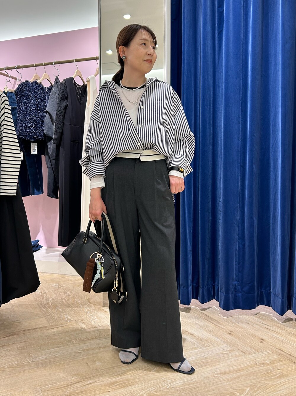 「シャツ、シャツスタイル、シャツコーデ、大人カジュアル、ストライプ、ストライプシャツ、パンツスタイル、配色、レイヤード、レイヤードスタイル、春、春コーデ、ワントーン、ワントーンコーデ」｜「NOLLEY’S Sophiのシアー配色トリミングロンT（Tシャツ/カットソー、ホワイト系）」を使った、sachirinさん（レディース・153cm）の冬コーディネートの1枚目の写真