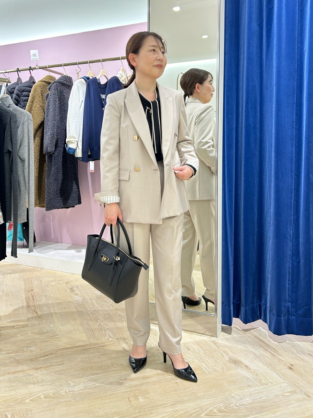 「セットアップ、セットアップコーデ、キレイめ、おでかけコーデ、低身長、低身長コーデ、アラフィフ、ベージュ、ベージュコーデ、ボウタイブラウス、華やぎトップス、通勤コーデ、通勤バッグ、きちんとスタイル、パンツスタイル」｜「NOLLEY’S Sophiの配色パイピングボウタイブラウス（シャツ/ブラウス、ブラック系）」を使った、sachirinさん（レディース・153cm）の冬コーディネートの1枚目の写真