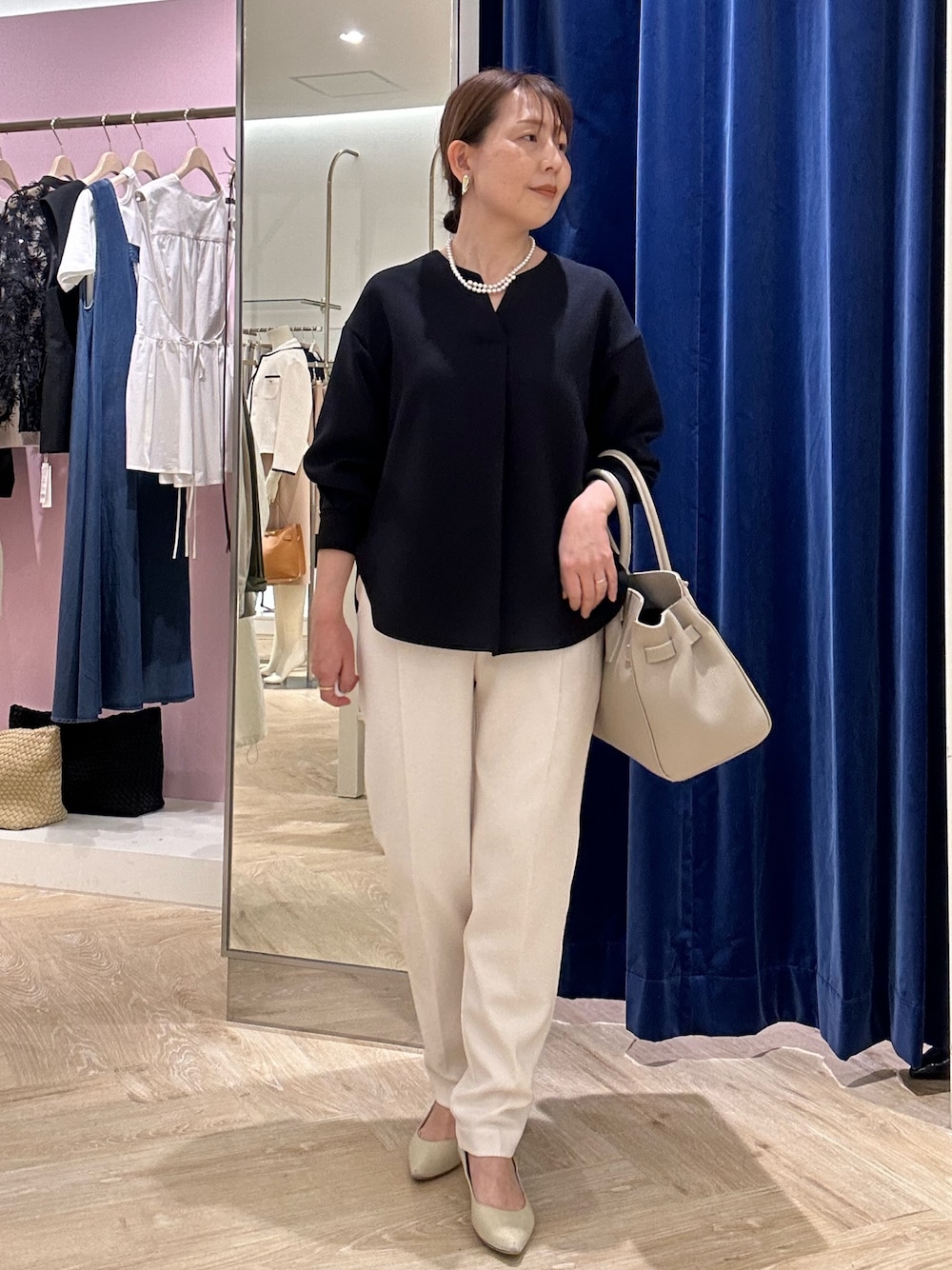 「ジャケット、パンツ、パンツスタイル、パンツコーデ、オンオフ、オンオフ兼用、オンオフスタイル、オンオフコーデ、通勤、通勤コーデ、通勤スタイル、ネイビー、ネイビー×ホワイト、セレモニーコーデ、セレモニー」｜「NOLLEY’S Sophiのアムンゼンキーネックブラウス（シャツ/ブラウス、ブルー系）」を使った、sachirinさん（レディース・153cm）の春コーディネートの1枚目の写真