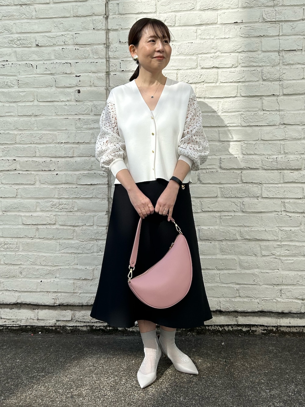 「カーディガン、カーディガンコーデ、ホワイト×ブラック、white×black、シアー、刺繍カーディガン、華やぎトップス、大人可愛い、大人可愛いナチュラル、ショート、ショート丈トップス、きれいめカジュアル」｜「NOLLEY’Sの《手洗い可能》袖フラワー刺繍生地Vネックカーディガン（カーディガン/ボレロ、ホワイト系）」を使った、sachirinさん（レディース・153cm）の春コーディネートの1枚目の写真