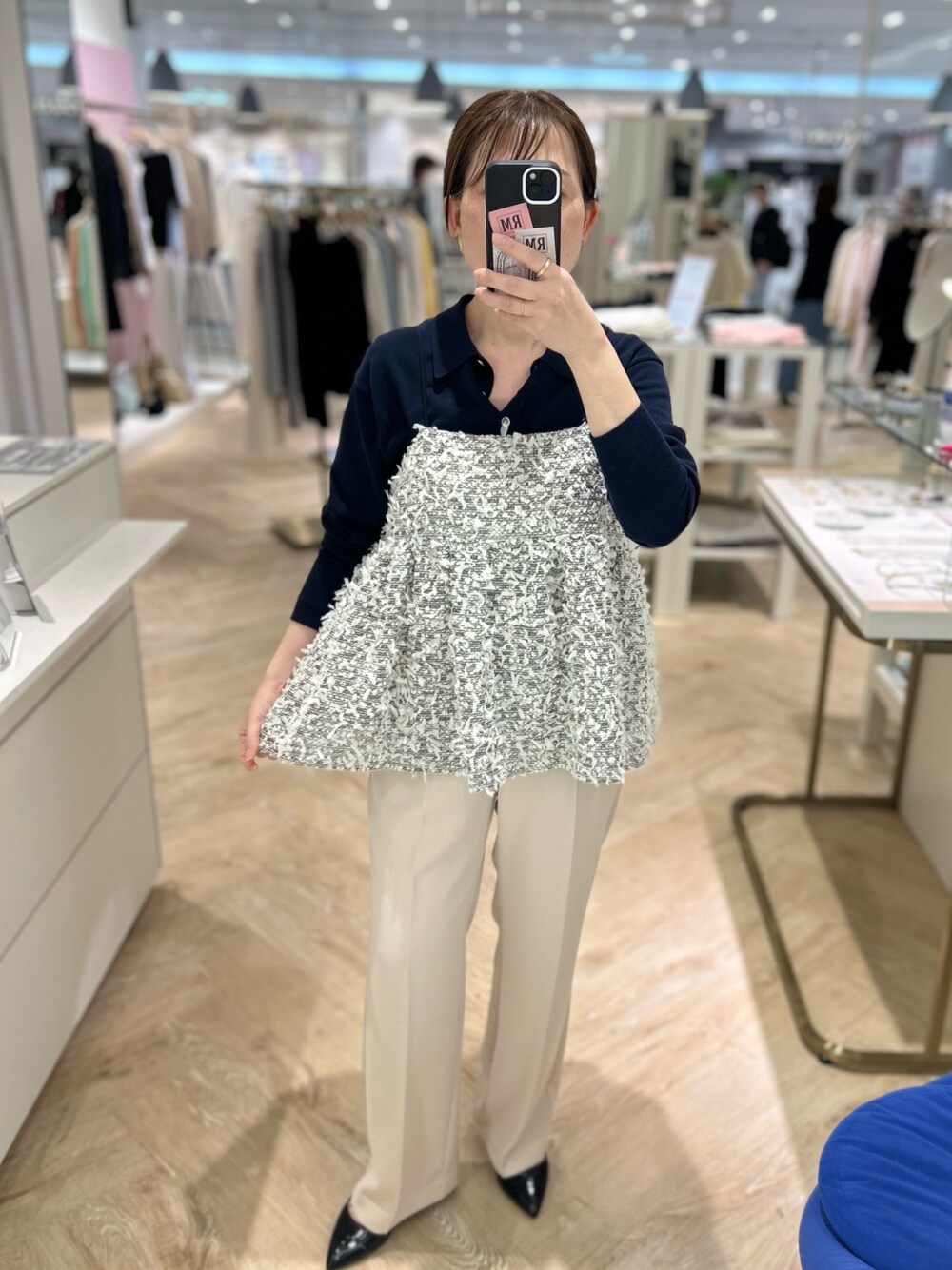「パンツ、パンツスタイル、パンツコーデ、美脚、美脚効果、美脚パンツ、きれいめカジュアル、キレイめカジュアル、キャミブラウス、華やぎトップス、お出かけコーデ」｜「NOLLEY’S Sophiのフェザーカラミキャミブラウス（シャツ/ブラウス、ホワイト系）」を使った、sachirinさん（レディース・153cm）の春コーディネートの1枚目の写真