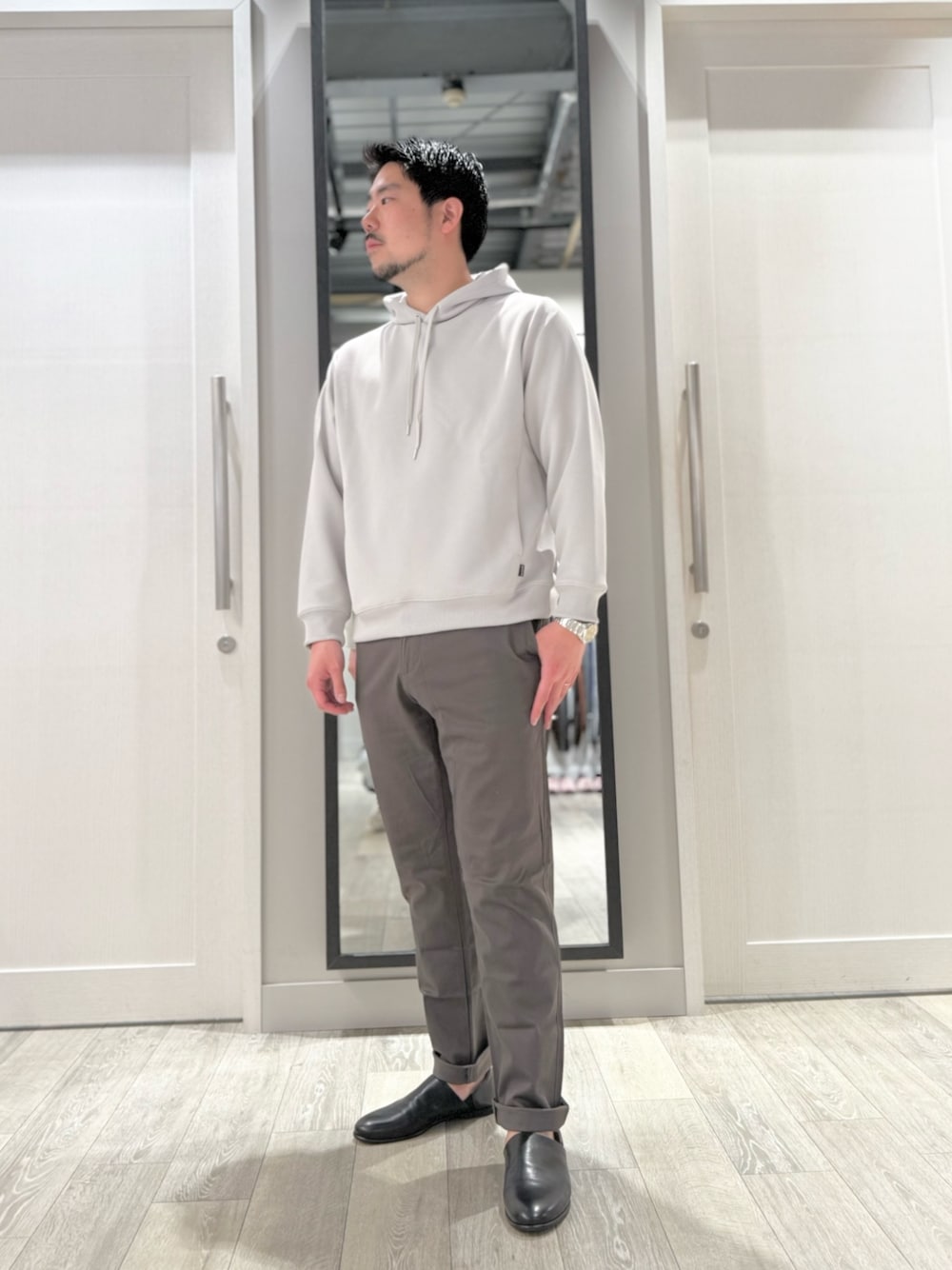 「お出かけコーデ、大人カジュアル、スニーカー、春コーデ、きれいめカジュアル、春服、シンプルコーデ、プチプラコーデ、春服コーデ、ootd、outfit、オトナカジュアル、おしゃれさんと繋がりたい、大人コーデ、パーカー」｜「ABAHOUSE GRAYのドットツイル ダンボール プルパーカー（パーカー、ベージュ系）」を使った、aoさん（メンズ・175cm）の春コーディネートの1枚目の写真