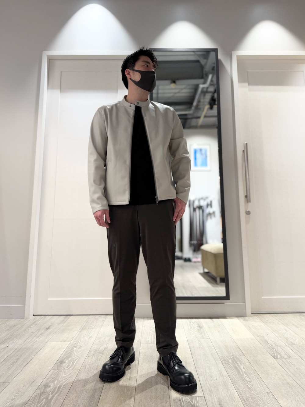 「大人カジュアル、シャツスタイル、春アウター、ストリートコーデ、レイヤードスタイル、デニム、休日コーデ、カジュアルスタイル、春夏コーデ、リラックススタイル、春服、レザージャケット、メンズファッション、プチプラ」｜「ABAHOUSE GRAYのネオレザー ポンチ ライダース ジャケット（ライダースジャケット、グレー系）」を使った、aoさん（メンズ・175cm）の春コーディネートの1枚目の写真