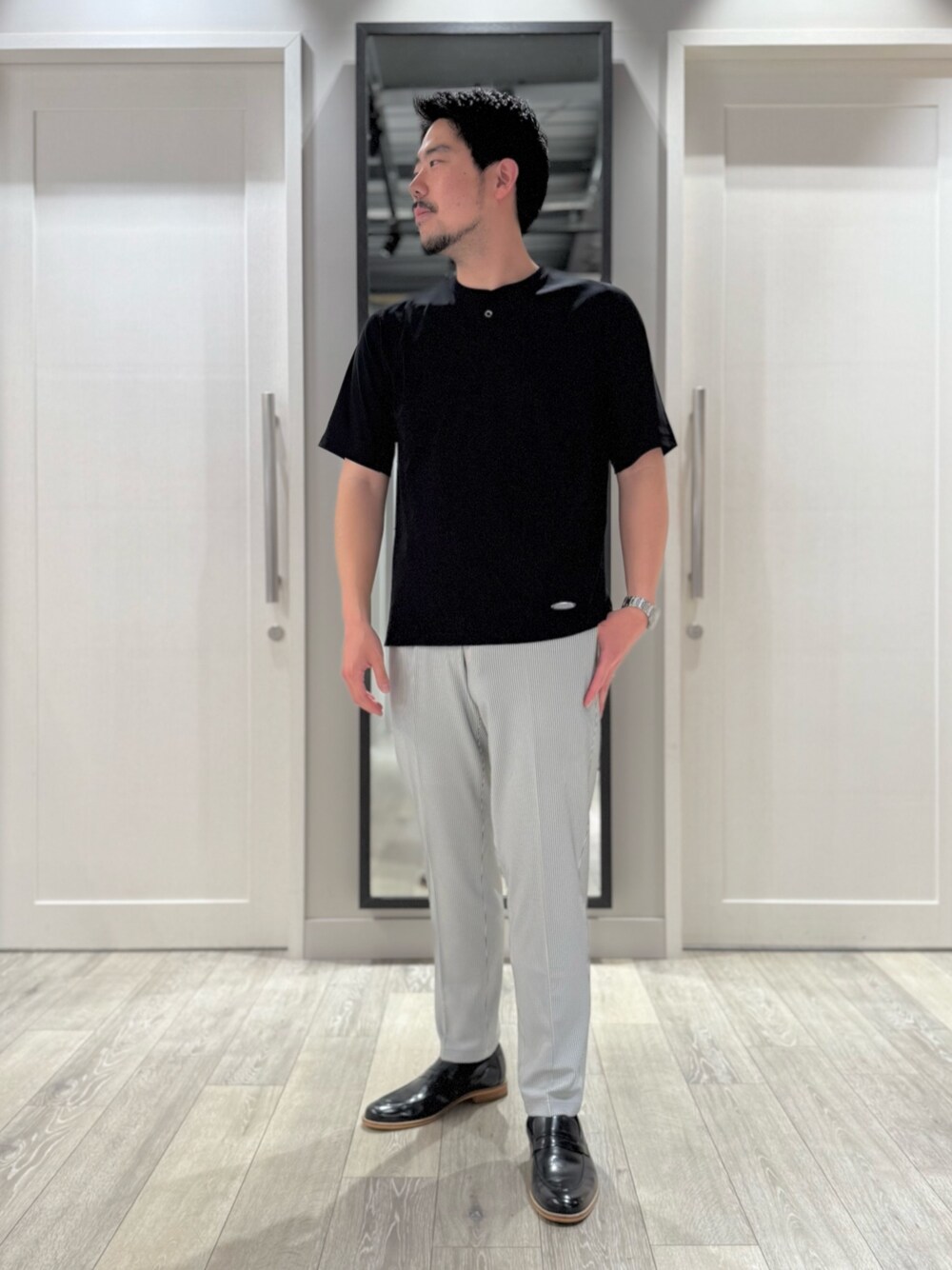 「メンズコーデ、春夏コーデ、最近のいい感じコーデ、ゆるコーデ、シンプルコーデ、リラックススタイル、大人コーデ、モノトーン、きれいめカジュアル、お出かけコーデ、キレイめカジュアル、ootd、outfit、オトナカジュアル、おしゃれさんと繋がりたい」｜「DESIGNWORKSの【シルケット加工】変形ヘンリーネック Tシャツ（Tシャツ/カットソー、ブラック系）」を使った、aoさん（メンズ・175cm）の春コーディネートの1枚目の写真