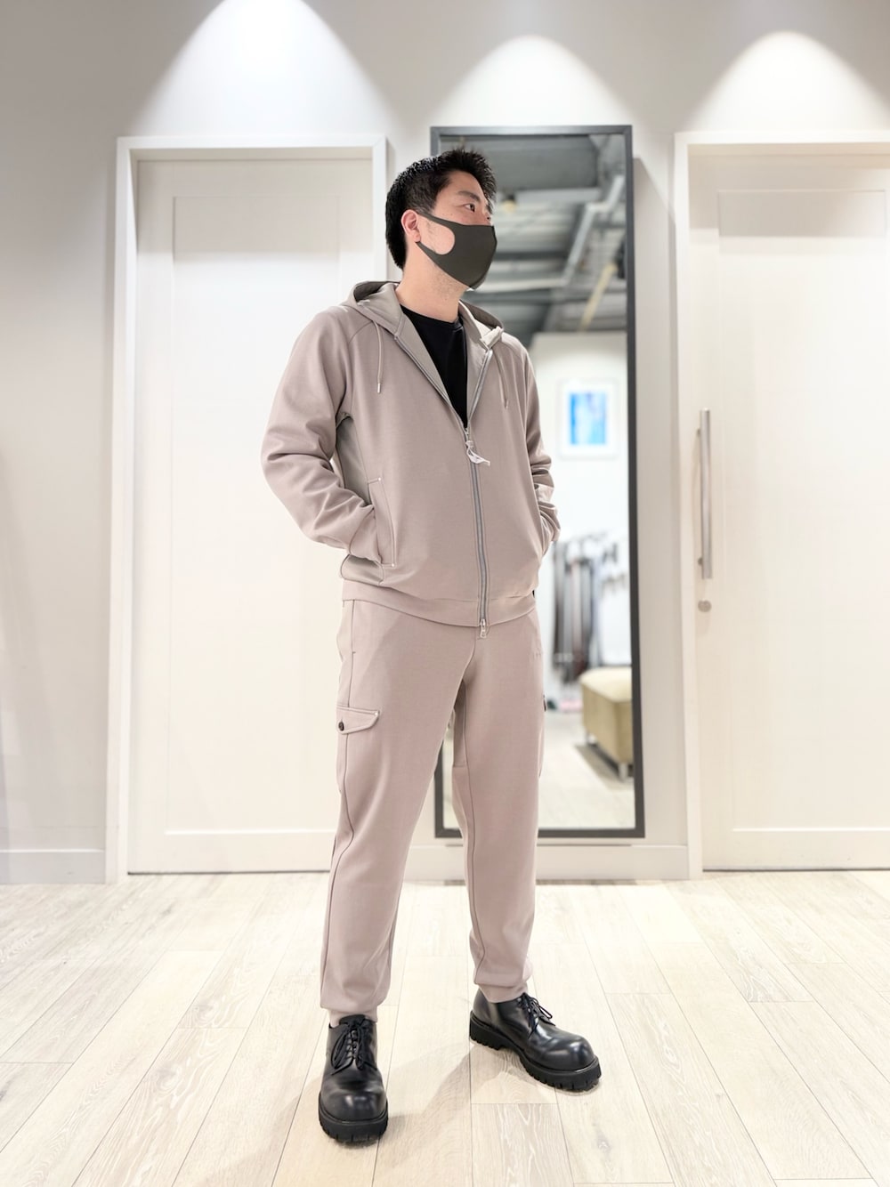 「カジュアルコーデ、メンズファッション、大人ファッション、ゆるコーデ、モノトーン、outfit、春色、ootd、オトナカジュアル、大人カジュアル、おしゃれさんと繋がりたい、スポーツミックス」｜「DESIGNWORKSの【セットアップ対応】ミリタリー トレーニングパンツ（その他パンツ、ベージュ系）」を使った、aoさん（メンズ・175cm）の春コーディネートの1枚目の写真