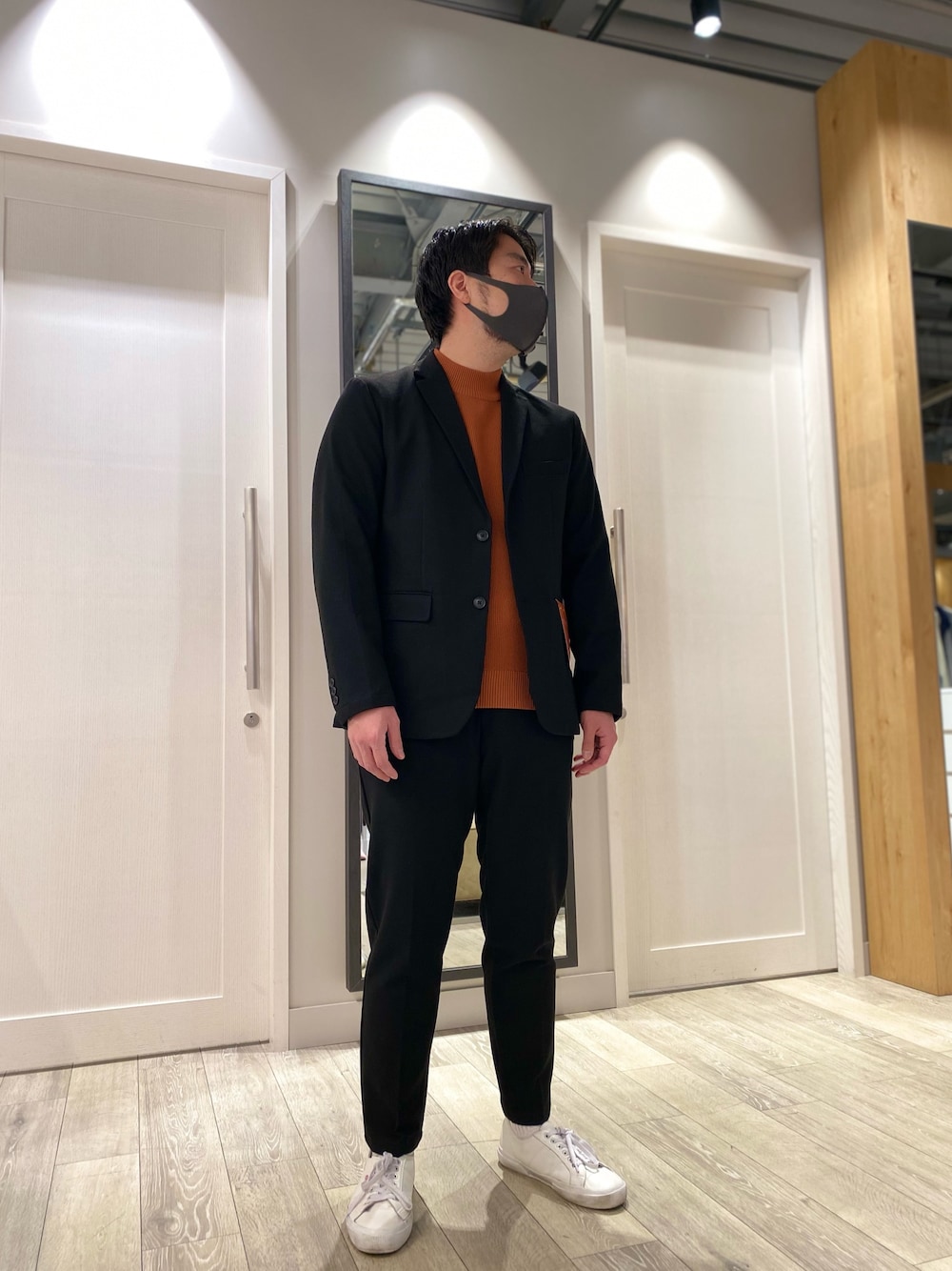 「冬コーデ、クリスマスに着たい服、おしゃれさんと繋がりたい、今日のコーデ、休日スタイル、秋冬コーデ、いいね、save、フォローお願いします🤑、ファッションを楽しもう、テーラードジャケット、カジュアルコーデ、着回しコーデ、outfit、モックネック、ootd」｜「ABAHOUSE GRAYの【秋冬生地/セットアップ対応】カシミヤタッチ ピーチ起毛 ストレッチ スラックスパンツ（スラックス、ブラック系）」を使った、aoさん（メンズ・175cm）の冬コーディネートの1枚目の写真