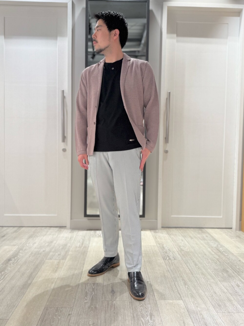 「カジュアルスタイル、初夏コーデ、カジュアルコーデ、休日コーデ、お洒落さんとつながりたい、ootd、Tシャツコーデ、メンズファッション、outfit、ブラックコーデ、ベストコーデ、大人カジュアル、オトナカジュアル、おしゃれさんと繋がりたい、大人コーデ」｜「DESIGNWORKSの【シルケット加工】変形ヘンリーネック Tシャツ（Tシャツ/カットソー、ブラック系）」を使った、aoさん（メンズ・175cm）の春コーディネートの1枚目の写真