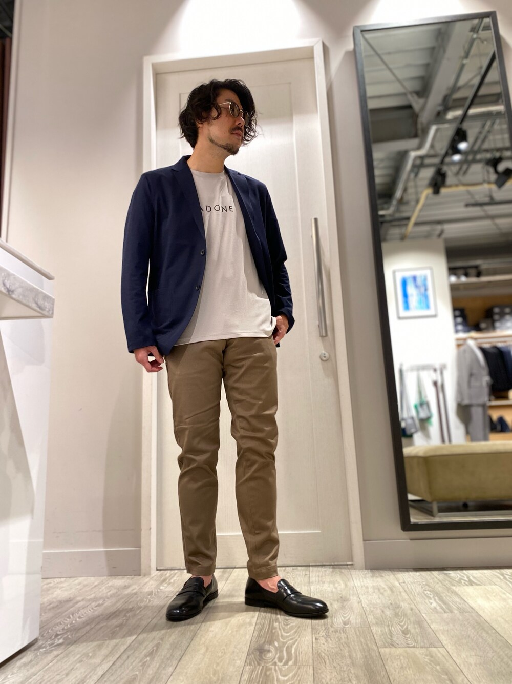 「ロゴT、スラックス、今日のコーデ、モノトーンコーデ、お洒落さんとつながりたい、モノトーン、シンプル、カジュアルコーデ、ラフコーデ、大人カジュアル、オトナカジュアル、きれいめコーデ、キレイめ、初夏コーデ、ジャケットスタイル」｜「ABAHOUSE GRAYの【セットアップ対応/接触冷感】ハイブリット リラックス ジャケット / サマージャケット（テーラードジャケット、ブルー系）」を使った、aoさん（メンズ・175cm）の夏コーディネートの1枚目の写真
