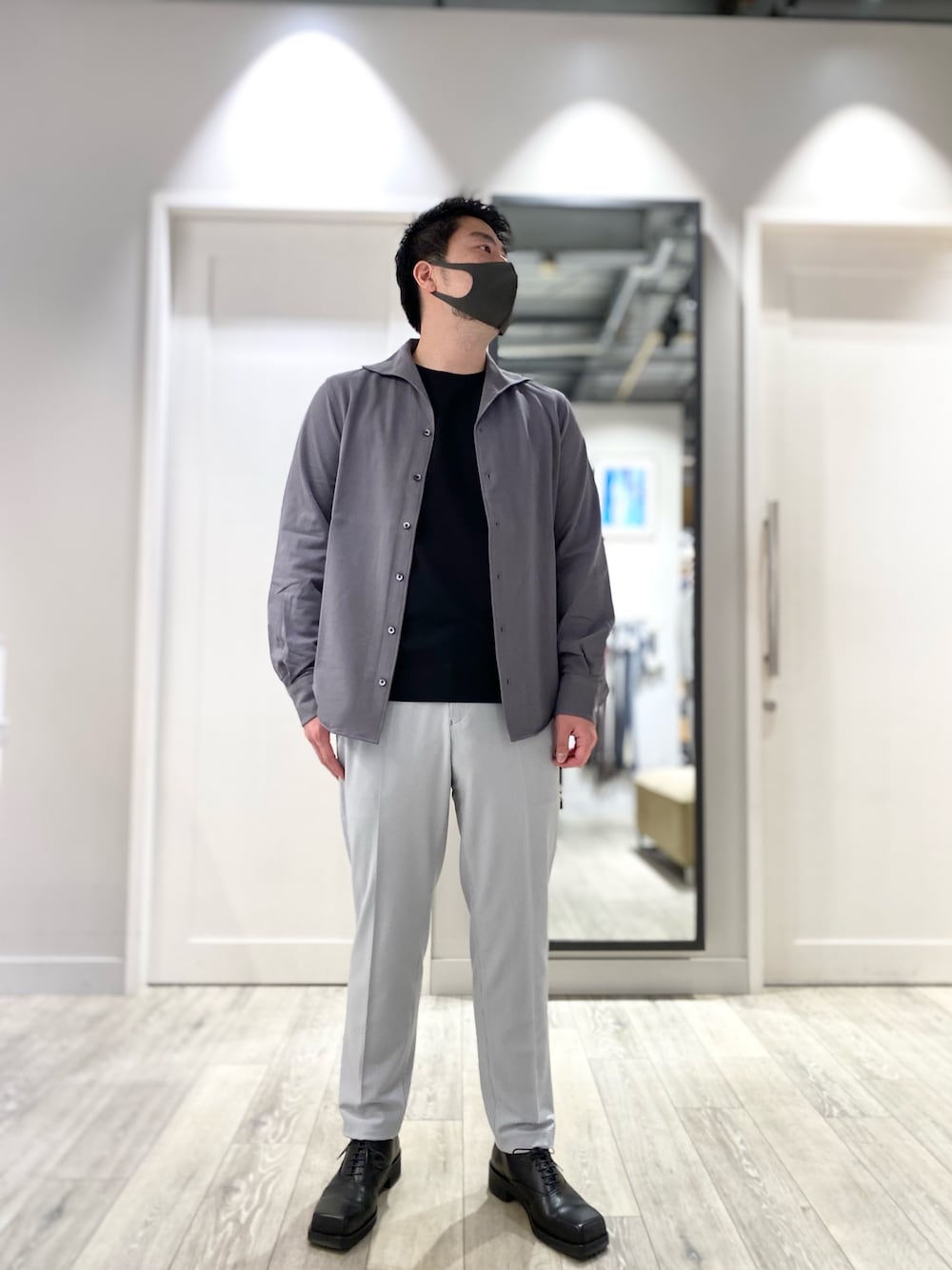 グレー系のシャツ/ブラウス、ブラック系のTシャツ/カットソー、グレー系のスラックスを着用したメンズの春コーディネートの1枚目の写真