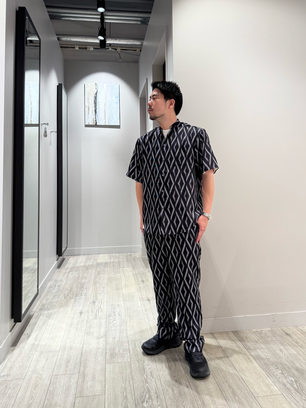 「柄シャツ、ブラックコーデ、夏コーデ、白Tシャツ、カジュアルコーデ、最近のいい感じコーデ、休日スタイル、大人ファッション、初夏コーデ、メンズコーデ、着回しコーデ、黒コーデ、ootd、outfit、おしゃれさんと繋がりたい」｜「AH ABAHOUSEの【AH ABAHOUSE/セットアップ対応】アムンゼン キーネック 半袖シャツ（シャツ/ブラウス、ブラック系）」を使った、aoさん（メンズ・175cm）の夏コーディネートの1枚目の写真