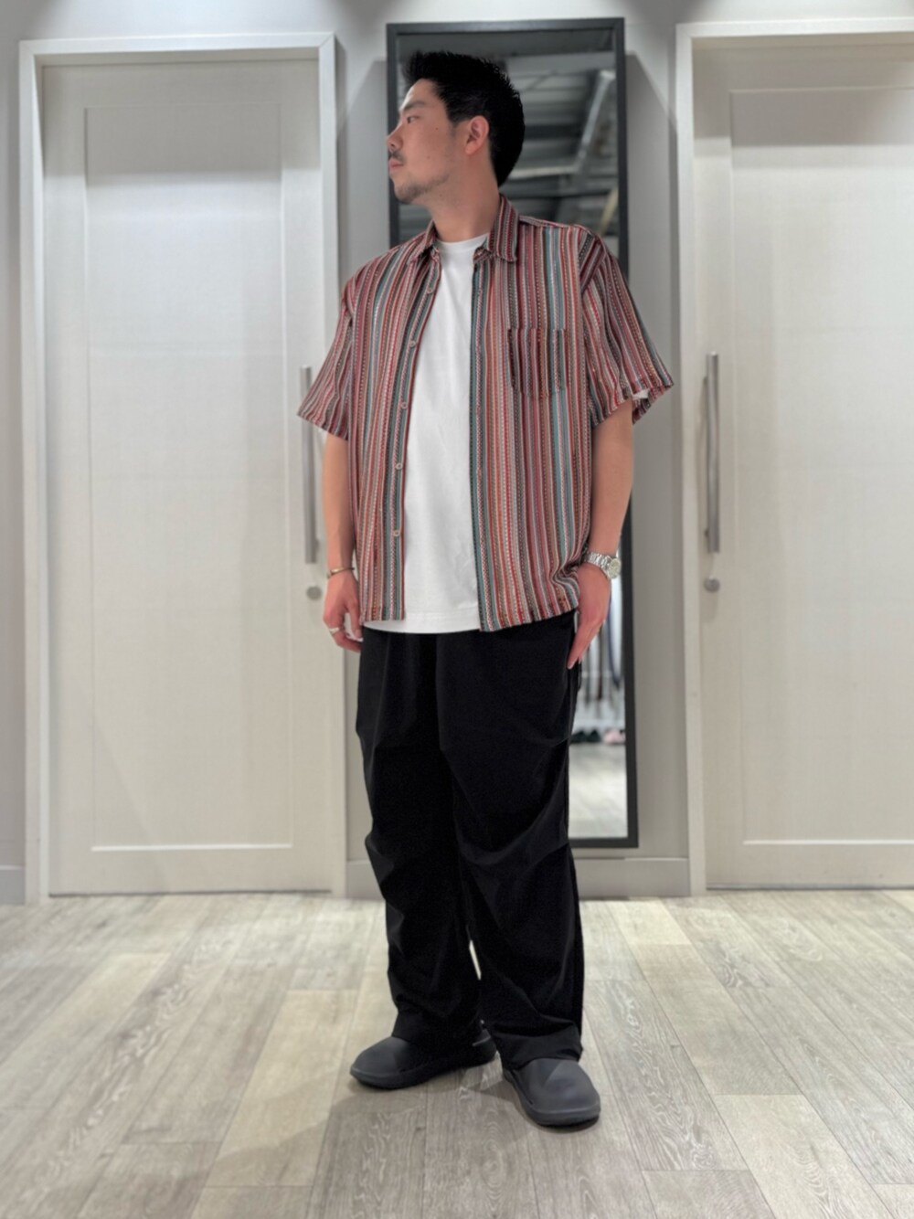 「柄シャツ、メンズコーデ、最近のいい感じコーデ、メンズファッション、カジュアルコーデ、夏、デートコーデ、30代コーデ、オトナカジュアル、おしゃれさんと繋がりたい、ootd、outfit、お洒落さんとつながりたい、お出かけコーデ、シンプルコーデ」｜「AH ABAHOUSEの【AH ABAHOUSE】ドルマンスリーブ / ポンチ カットソー（Tシャツ/カットソー、ホワイト系）」を使った、aoさん（メンズ・175cm）の春コーディネートの1枚目の写真