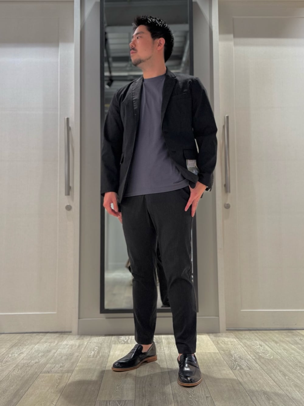 「メンズコーデ、モノトーンコーデ、キレイめ、outfit、ootd、オトナカジュアル、おしゃれさんと繋がりたい、大人カジュアル、ブラック、セットアップ、ジャケット、春夏コーデ、初夏コーデ、ゆるコーデ、お洒落さんとつながりたい」｜「ABAHOUSE GRAYの【セットアップ対応】COOL DRYMAX ジャケット（テーラードジャケット、ブラック系）」を使った、aoさん（メンズ・175cm）の春コーディネートの1枚目の写真