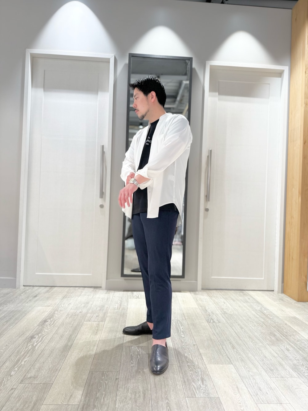 「お出かけコーデ、大人カジュアル、春コーデ、きれいめカジュアル、春服、シンプルコーデ、スラックス、春服コーデ、初夏コーデ、ootd、outfit、オトナカジュアル、おしゃれさんと繋がりたい」｜「AH ABAHOUSEの【AH ABAHOUSE】楊柳 キーネック 長袖シャツ / Vネックシャツ（シャツ/ブラウス、ホワイト系）」を使った、aoさん（メンズ・175cm）の春コーディネートの1枚目の写真