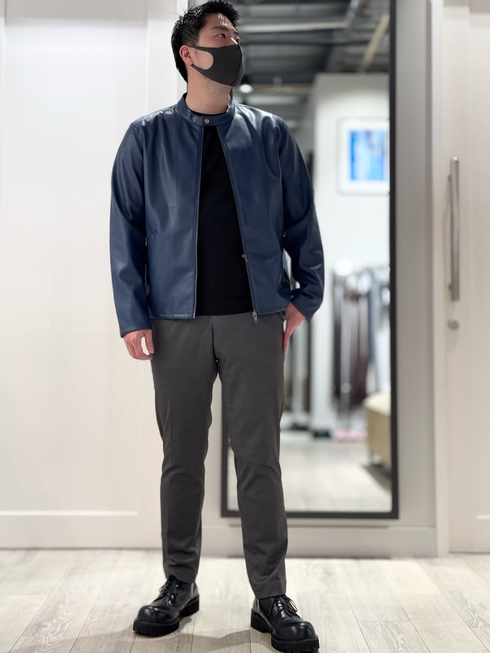 「春コーデ、メンズファッション、大人カジュアル、お出かけコーデ、シンプルスタイル、お洒落さんとつながりたい、ブラックコーデ、きれいめカジュアル、オトナカジュアル、モノトーンコーデ、春夏コーデ、おしゃれさんと繋がりたい、ootd、outfit、大人コーデ」｜「ABAHOUSE GRAYのネオレザー ポンチ ライダース ジャケット（ライダースジャケット、ブルー系）」を使った、aoさん（メンズ・175cm）の春コーディネートの1枚目の写真