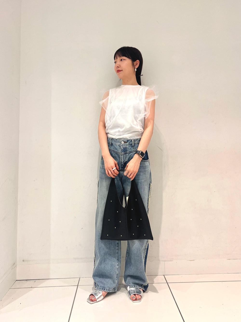 ホワイト系のその他トップス、ブルー系のデニムパンツ、シルバー系のサンダルを着用したレディースの夏コーディネートの1枚目の写真