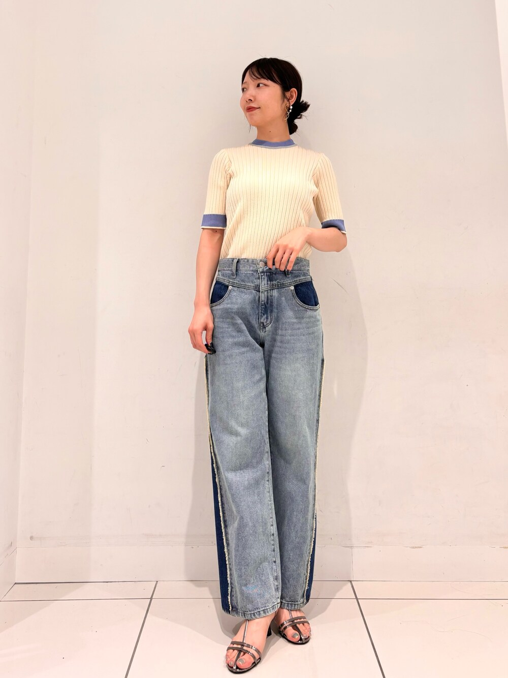 ホワイト系のニット/セーター、ブルー系のデニムパンツ、グレー系のサンダルを着用したレディースの夏コーディネートの1枚目の写真