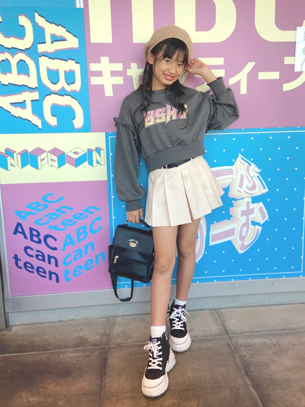 「冬コーデ、秋コーデ、プチプラ、休日スタイル、トレーナーコーデ、スカートコーデ、キッズコーデ、カジュアルコーデ、女の子コーデ、スニーカー」｜「BISKEEのカスレロゴプリント プルオーバー（140㎝～160㎝）（スウェット、グレー系）」を使った、ayaさん（キッズ・150cm）の冬コーディネートの1枚目の写真