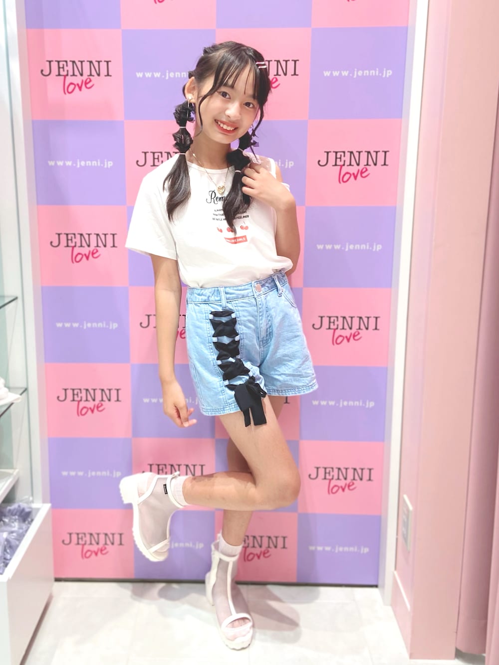 「夏コーデ、カジュアル、きれいめカジュアル、プチプラ、Tシャツ、ショートパンツ、キッズファッション、サンダル、夏ファッション、夏だ！Tシャツ着よう！」｜「JENNI loveの【UVカット・ひんやり素材・吸水速乾】接触冷感肩ベルト付きTシャツ（Tシャツ/カットソー、ホワイト系）」を使った、ayaさん（キッズ・146cm）の夏コーディネートの1枚目の写真