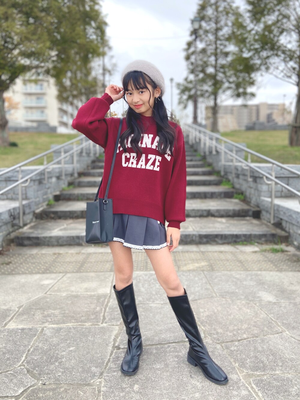 「冬コーデ、秋コーデ、休日スタイル、プチプラ、キッズファッション、キッズコーデ、スカート、ブーツ、ニット」｜「PINK-latteの秋冬の主役級 ジャカードロゴニット（ニット/セーター、レッド系）」を使った、ayaさん（キッズ・150cm）の冬コーディネートの1枚目の写真