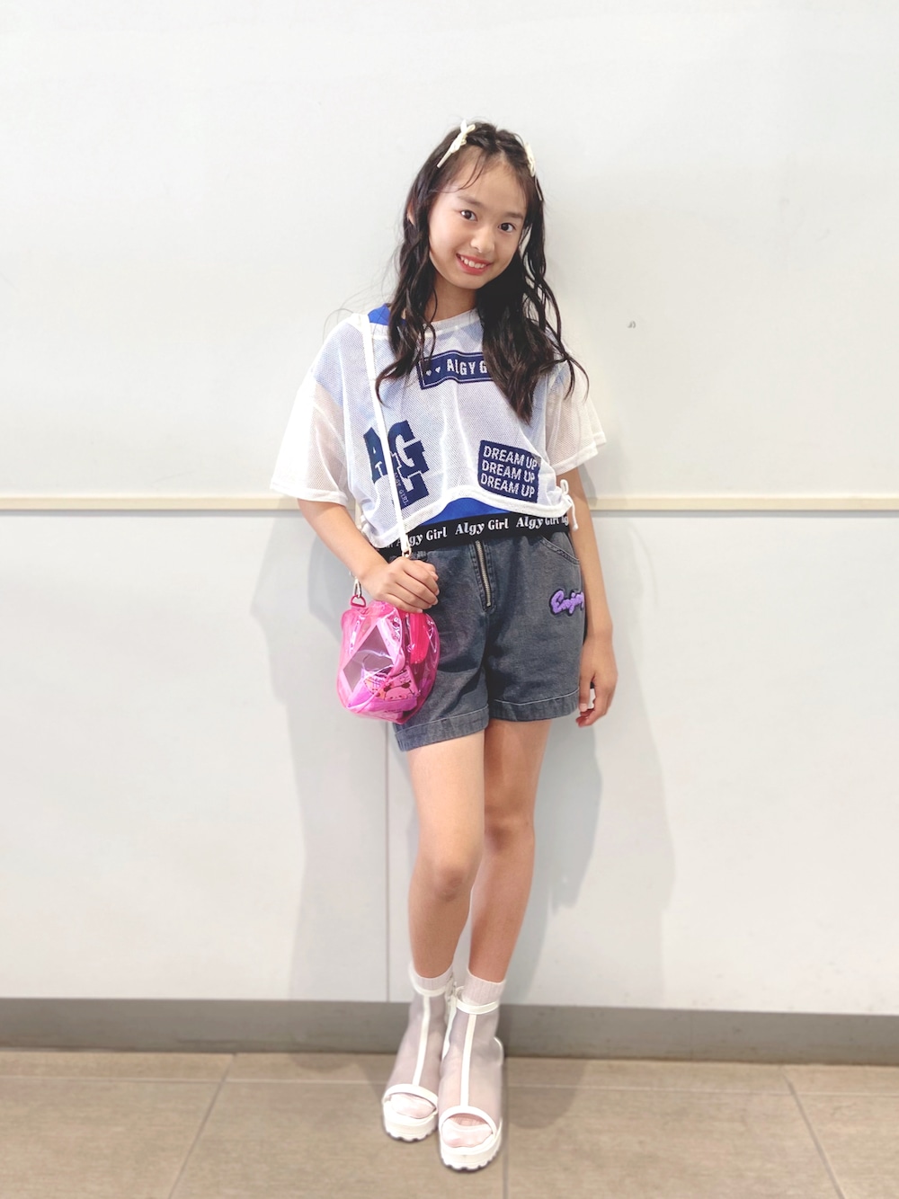 「カジュアル、レイヤードスタイル、サンダル、デニムパンツ、キッズコーデ、カジュアルコーデ」｜「algyの【ACTIVE・接触冷感・吸水速乾】メッシュトップス&インナーセット（Tシャツ/カットソー、ホワイト系）」を使った、ayaさん（キッズ・146cm）の秋コーディネートの1枚目の写真