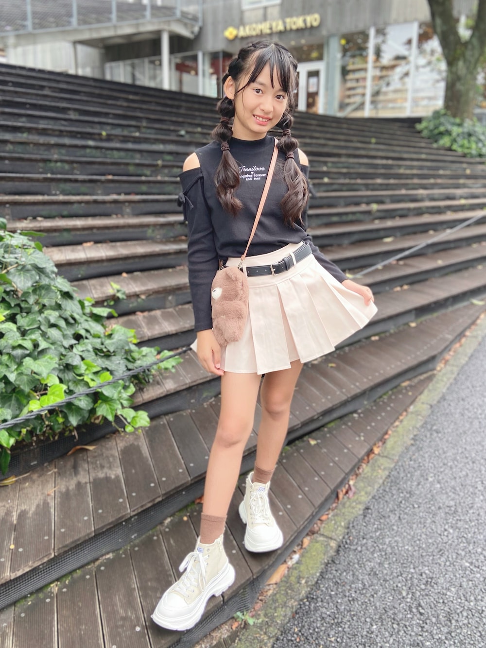 「秋カラー、おでかけコーデ、女の子、プチプラ、秋コーデ、シンプルコーデ、キッズコーデ、キッズファッション、カジュアル、お出かけコーデ」｜「JENNI loveの肩あきリボンリブロンT（Tシャツ/カットソー、ブラック系）」を使った、ayaさん（キッズ・150cm）の秋コーディネートの1枚目の写真