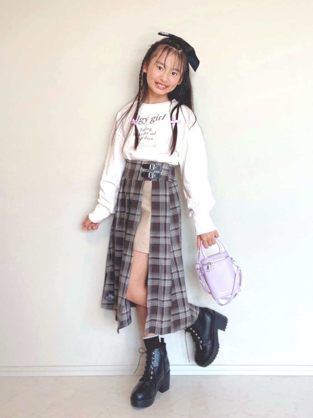 「キッズファッション、シンプルコーデ、小学生、チェック、セットアップ、カジュアルコーデ、ブーツ、キッズコーデ、おしゃれさんと繋がりたい、休日スタイル、お出かけコーデ」｜「algyの10th復刻 ラップボトム&ロンTセット（Tシャツ/カットソー、ブラウン系）」を使った、ayaさん（キッズ・144cm）の冬コーディネートの1枚目の写真
