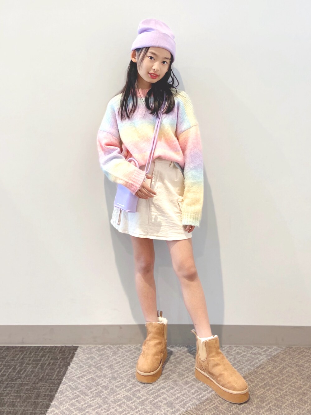 「休日コーデ、シンプルスタイル、キッズコーデ、おしゃれさんと繋がりたい、キッズファッション、春色、ビーニー、パステル映える春、パステルカラー、グラデーションニット、シンプルコーデ、ニット」｜「BISKEEのグラデーションプルオーバーニット（ニット/セーター、ピンク系）」を使った、ayaさん（キッズ・144cm）の冬コーディネートの1枚目の写真