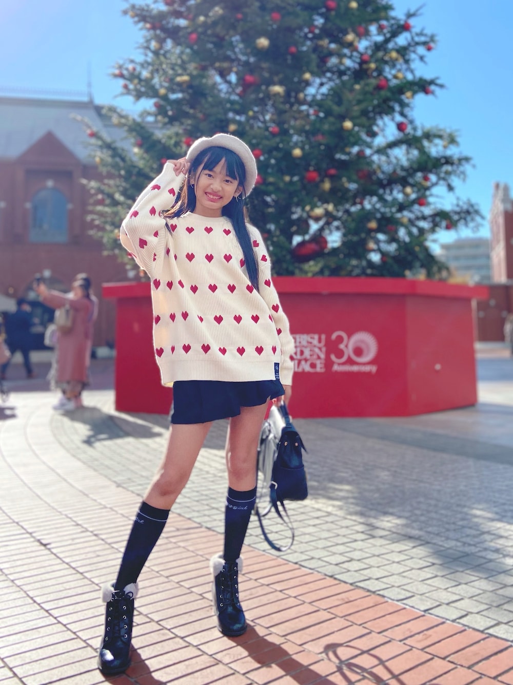 「冬コーデ、ニット、ブーツ、クリスマスに着たい服、休日スタイル、キッズファッション、差し色コーデ、ガーリーコーデ、女の子コーデ、キッズコーデ、きれいめカジュアル、ベレー帽」｜「algyのハート柄BIGニット（ニット/セーター、ホワイト系）」を使った、ayaさん（キッズ・150cm）の冬コーディネートの1枚目の写真