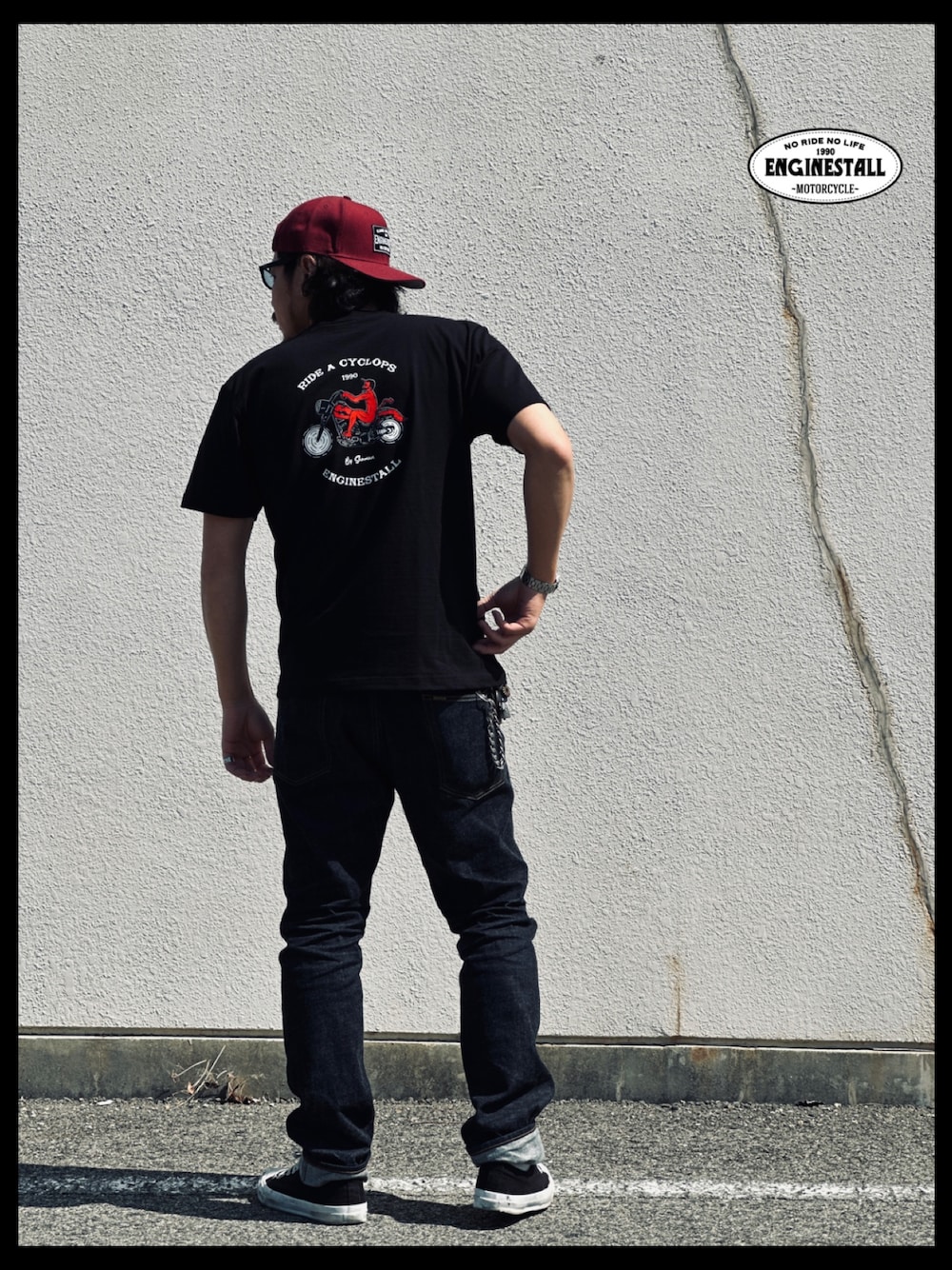 ピンク系のTシャツ/カットソー、ホワイト系のトップス、ブラック系のTシャツ/カットソーを着用したメンズの春コーディネートの1枚目の写真