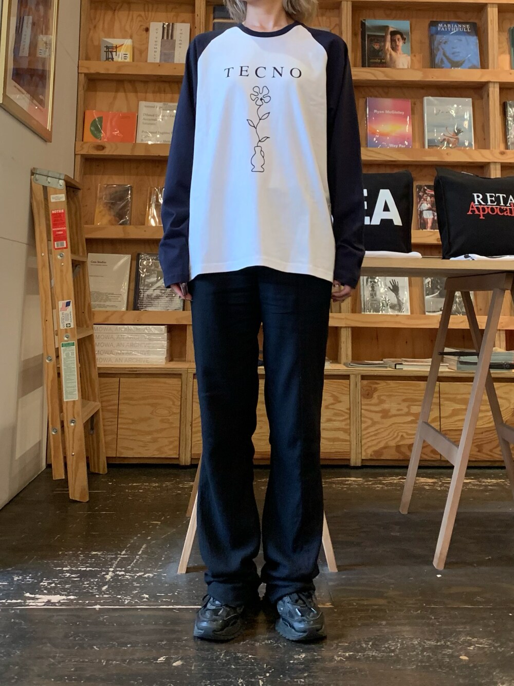 「bonjour records、bonjour girl、public possession、ドイツ、テクノ、techno、ラグラン、ロンT」｜「Public Possessionの【Public Possession/パブリックポゼッション】 Tecno Bi-Color Longsleeve T-Shirt テクノバイカラーラグランロングスリーブTシャツ（Tシャツ/カットソー、ホワイト系）」を使った、risaさん（レディース・165cm）の春コーディネートの1枚目の写真