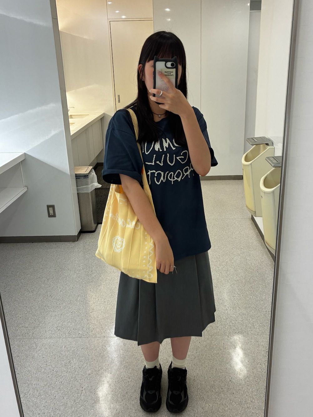 「夏ルックで気分アップ、ロゴT、夏コーデ、夏服コーデ」｜「common gull products.のブランコに乗ったcommon gull products. 2025夏（Tシャツ/カットソー、ブルー系）」を使った、fumiさん（レディース・161cm）の夏コーディネートの1枚目の写真