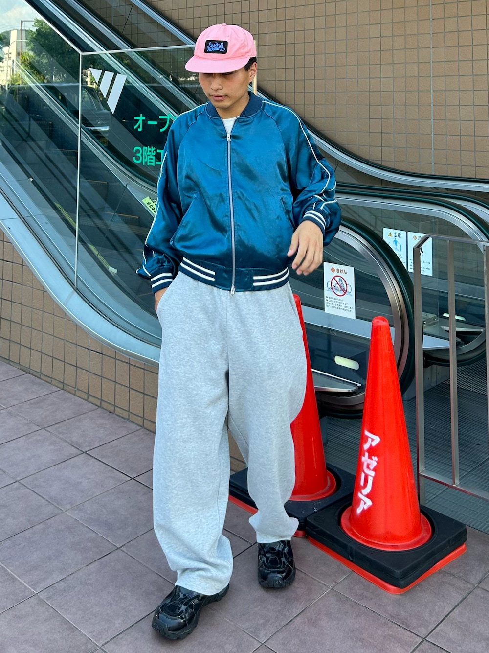 ブルー系のスカジャン、グレー系のスウェットパンツ、ブラック系のスニーカーを着用したメンズの秋コーディネートの1枚目の写真