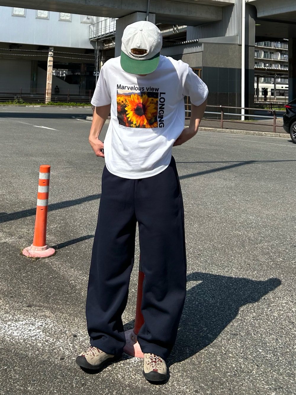 「やっぱり帽子が好き、ワイドパンツ、白Tシャツ、春夏コーデ、今日のコーデ、メンズコーデ、ファッションを楽しもう、おしゃれさんと繋がりたい、低身長コーデ、ootd、outfit、夏コーデ、キャップ、いいね、save、フォローお願いします🤑、スニーカー」｜「FFEINの【FFEIN（フェイン）】ひまわりアートフォトTシャツ / バックロゴ 短丈 Tシャツ  クルーネック 半袖（Tシャツ/カットソー、ホワイト系）」を使った、Shimoさん（メンズ・169cm）の春コーディネートの1枚目の写真