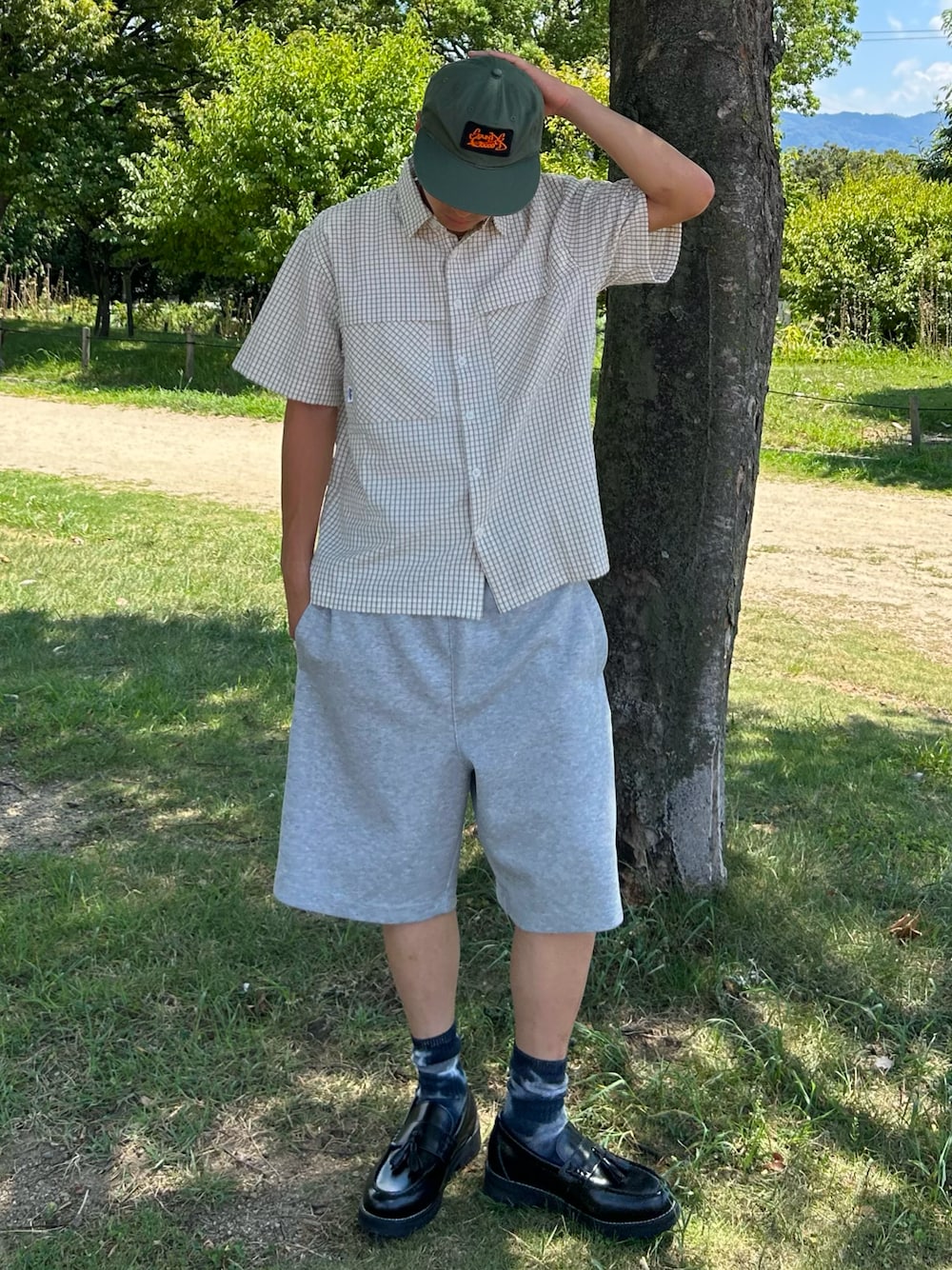 「秋服準備はじめました、ハーフパンツ、メンズコーデ、今日のコーデ、カジュアルスタイル、夏ファッション、着こなしのちょこっとテク、古着MIX、おしゃれさんと繋がりたい、ストリートMIX、アウトドアスタイル、いいね、save、フォローお願いします🤑、キャップ、outfit、お出かけコーデ」｜「Adoon plainのシアサッカーチェックシャツ（シャツ/ブラウス、ベージュ系）」を使った、Shimoさん（メンズ・169cm）の秋コーディネートの1枚目の写真
