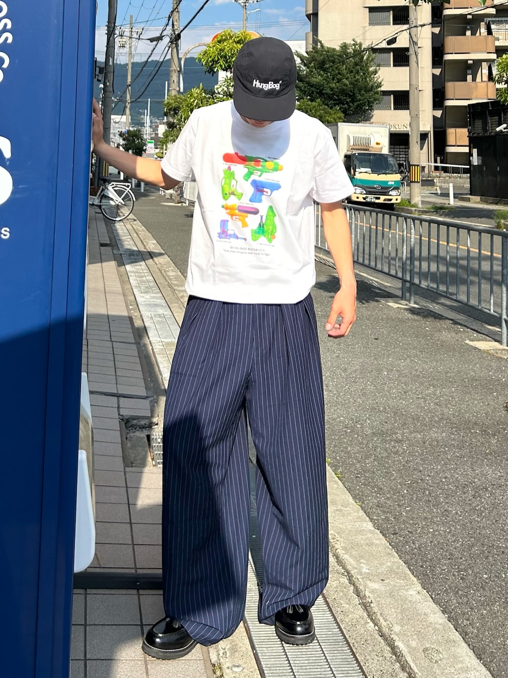 「夏コーデ、白Tシャツ、大人コーデ、キレイめカジュアル、ゆるコーデ、ローファー、スラックス、outfit、低身長コーデ、お出かけコーデ、おしゃれさんと繋がりたい、いいね、save、フォローお願いします🤑、差し色コーデ、ストリートブランド、アウトドアスタイル」｜「HUNGBOGのアイテム（Tシャツ/カットソー、ホワイト系）」を使った、Shimoさん（メンズ・169cm）の夏コーディネートの1枚目の写真