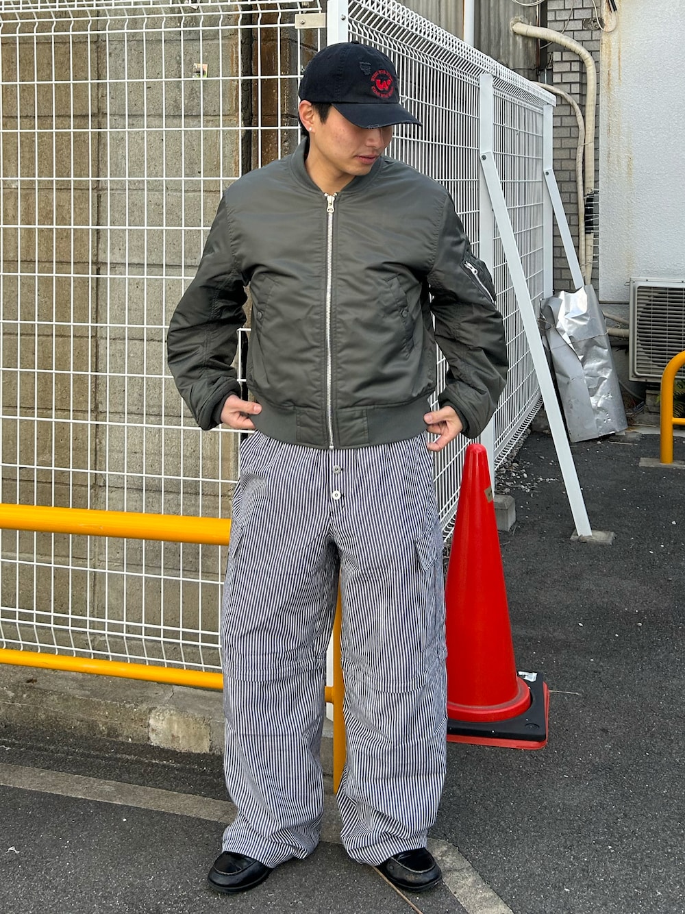 「今日のコーデ、シンプルスタイル、低身長コーデ、ジャケット、オススメコーデ、ラフコーデ、いいね、save、フォローお願いします🤑、春コーデ、ローファー、キャップ、ootd、outfit、お出かけコーデ、おしゃれさんと繋がりたい、春色」｜「FREAK'S STOREの限定展開 MR HEARTS/ミスターハーツ MR HEARTS/ミスターハーツ SHORT LENGTH MA-1（MA-1、グリーン系）」を使った、Shimoさん（メンズ・169cm）の春コーディネートの1枚目の写真