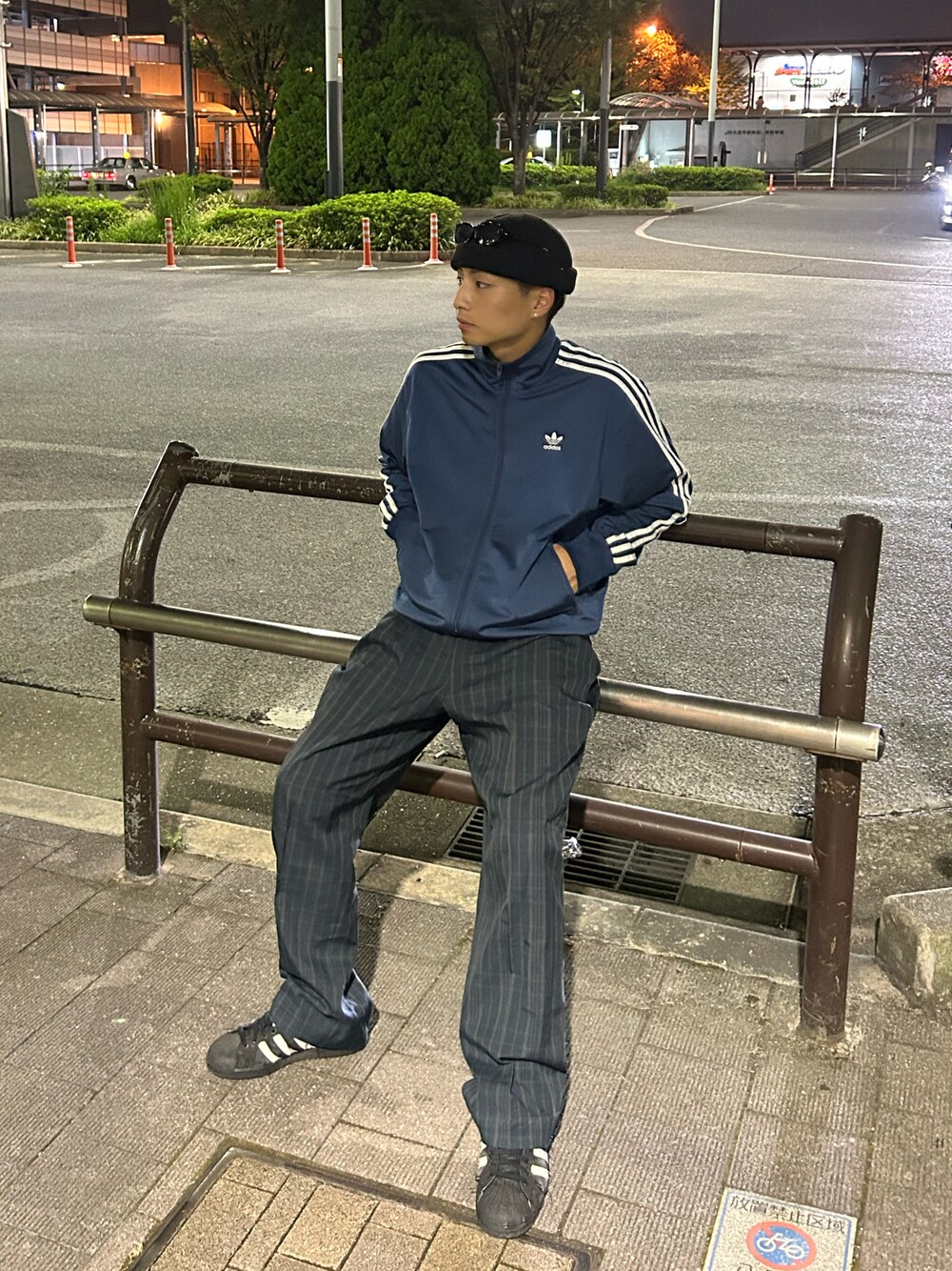 「秋っぽコーデ更新中、チェック、アウトドアスタイル、秋服準備はじめました、スニーカーコーデ、秋服コーデ、休日コーデ、シンプルスタイル、メンズファッション、おしゃれさんと繋がりたい、古着、着回しコーデ、おでかけコーデ、adidas、ビーニー」｜「adidasのアイテム（スニーカー、ブラック系）」を使った、Shimoさん（メンズ・169cm）の秋コーディネートの1枚目の写真