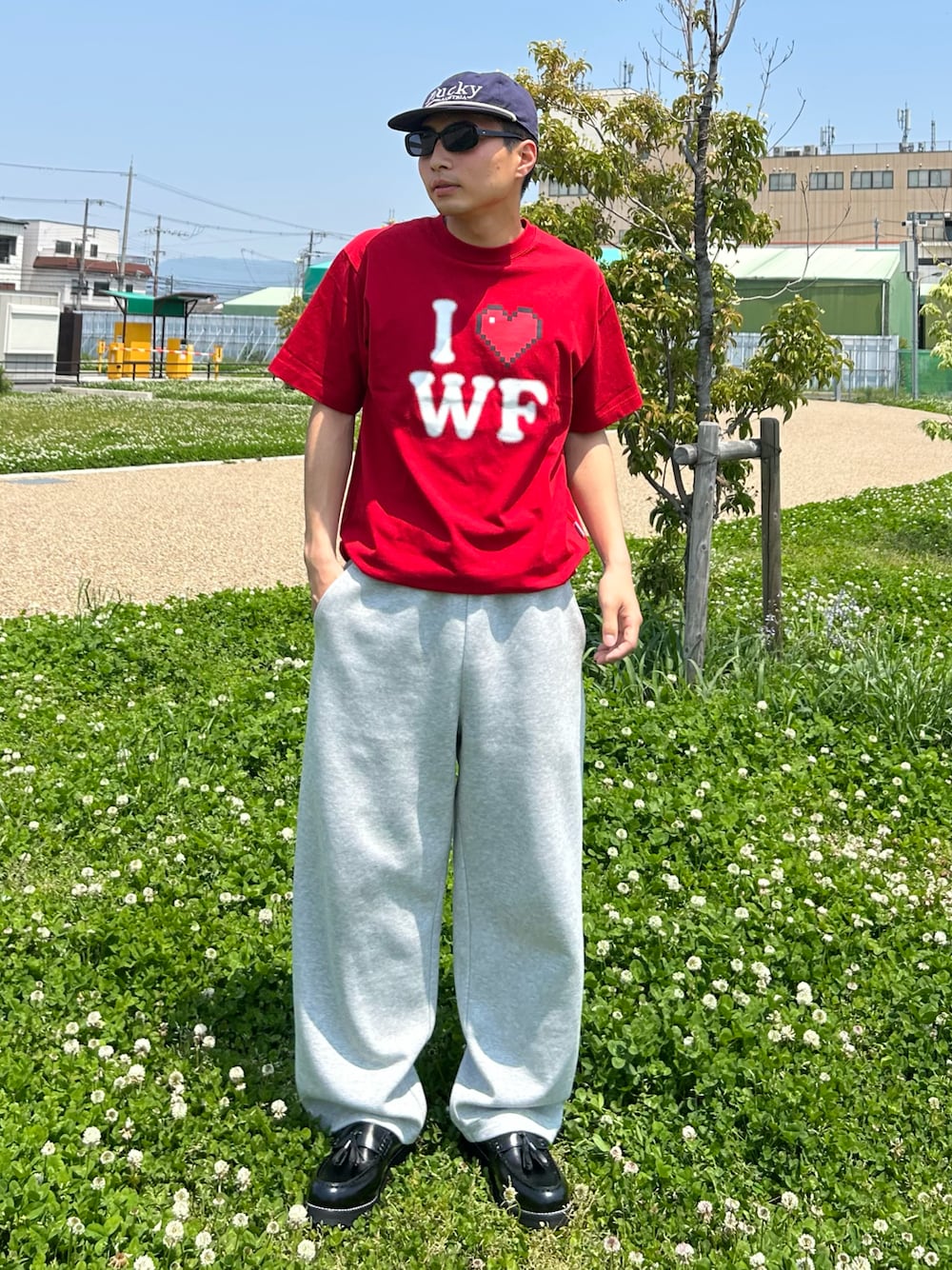 「やっぱり帽子が好き、最近のいい感じコーデ、サングラス、カジュアルコーデ、ゆるコーデ、お洒落さんとつながりたい、初夏コーデ、お出かけコーデ、Tシャツ、スウェット、いいね、save、フォローお願いします🤑、ローファー、ootd、outfit、キャップ」｜「WISH FOR EVERのDRAWCODE I LOVE T/ドローコードアイラブT（Tシャツ/カットソー、レッド系）」を使った、Shimoさん（メンズ・169cm）の春コーディネートの1枚目の写真