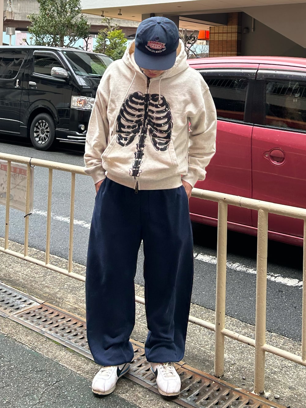 「春コーデ、春服コーデ、キレイめカジュアル、お洒落さんとつながりたい、ファッションを楽しもう、シンプルスタイル、大人コーデ、パーカー、低身長男子、スウェットパンツ、キャップ、ootd、outfit、春めき満開コーデ、最近のいい感じコーデ」｜「WISH FOR EVERのHEAVY WEIGHT BONE PAINT DOUBLE ZIP HOODIE/ヘビーウエイトボーンペイントダブルジップフーディ（パーカー、グレー系）」を使った、Shimoさん（メンズ・168cm）の春コーディネートの1枚目の写真