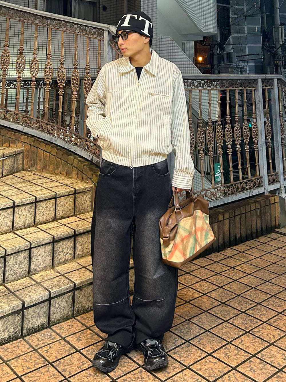 ベージュ系のブルゾン、ブラック系のデニムパンツ、その他のバッグを着用したメンズの秋コーディネートの1枚目の写真