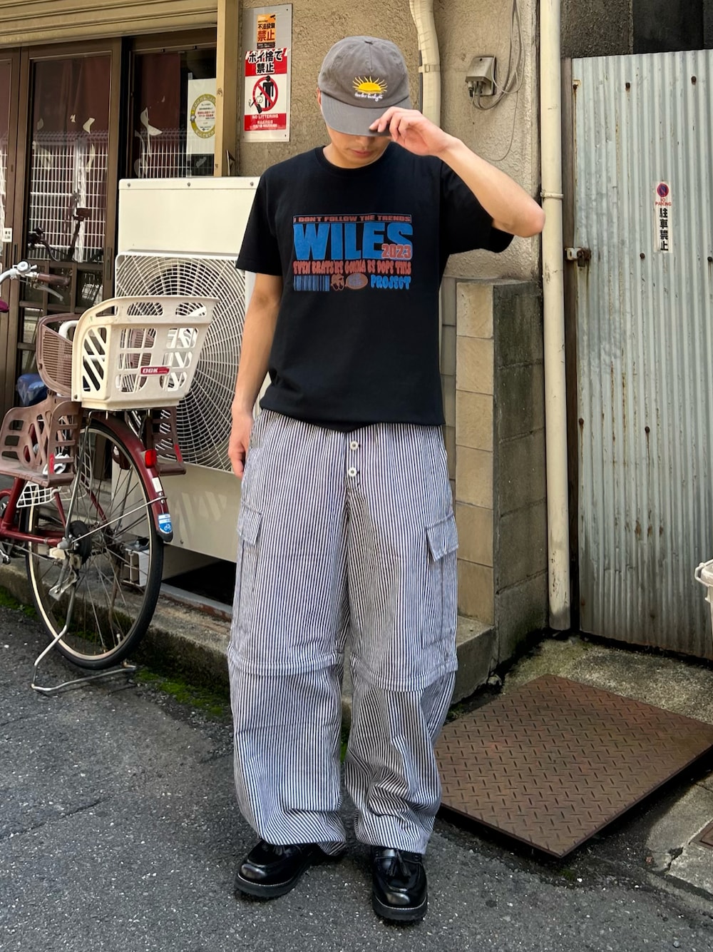 「黒Tシャツ、夏コーデ、大人カジュアルコーデ、オトナカジュアル、シンプルスタイル、おでかけコーデ、おしゃれさんと繋がりたい、ストリートコーデ、ローファー、休日スタイル、低身長コーデ、キャップ、ootd、outfit、おすすめ」｜「WILESのアイテム（Tシャツ/カットソー、ブラック系）」を使った、Shimoさん（メンズ・169cm）の夏コーディネートの1枚目の写真